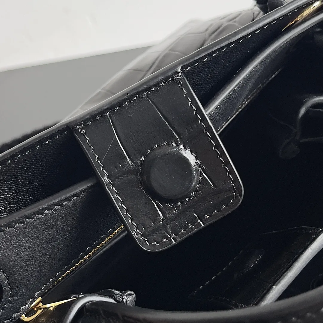Batch 2880 BOTTEGA VENETA new women's crocodile leather ANDIAMO is shipped! ! ! As a classic model of the BV family, each innovation brings different surprises to fans. There are three ways to carry it with different makeup. Crocodile skin is called the gold in leather and is famous for its top luxury and rarity. During use, the luster of the crocodile skin will not fade or fade with time. No matter how long it is used, it will still remain new. And because each crocodile skin is different, the effect of each crocodile leather bag is different. Style number: 777614 Size: 22*9*15.5cm
